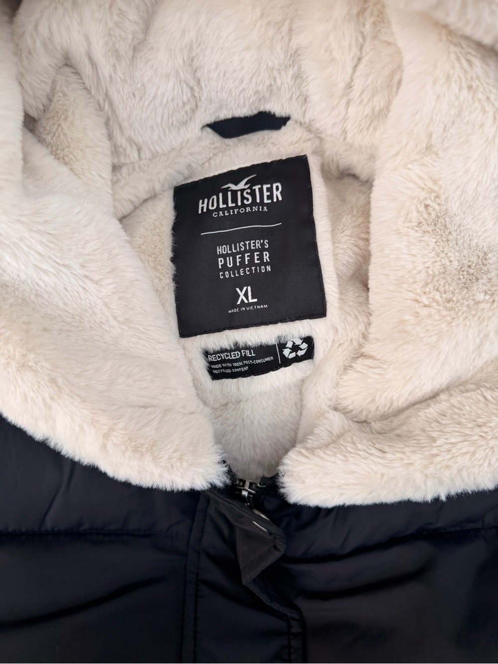Hollister Black Puffer Jacket with Cream Faux-Fur lining inside and on the Hood - Picture 6 of 10